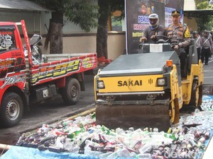 1.072 Botol Miras Dimusnahkan Polres Lumajang Jelang Nataru