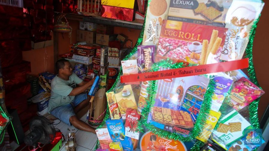 Penjual menyelesaikan pembuatan parsel di Jalan Barito, Kebayoran Baru, Jakarta, Jumat (20/12/2024). (վ/Faisal Rahman)
