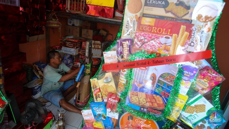 Penjual menyelesaikan pembuatan parsel di Jalan Barito, Kebayoran Baru, Jakarta, Jumat (20/12/2024). (վ/Faisal Rahman)