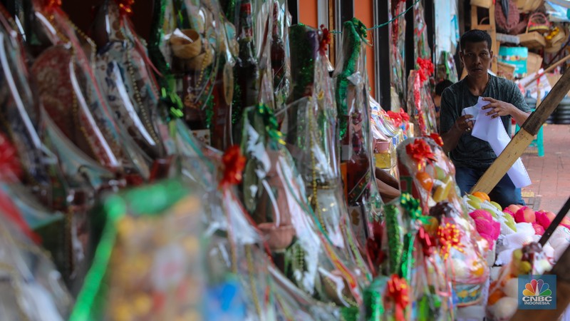 Penjual menyelesaikan pembuatan parsel di Jalan Barito, Kebayoran Baru, Jakarta, Jumat (20/12/2024). Penjual menyelesaikan pembuatan parsel di Jalan Barito, Kebayoran Baru, Jakarta, Jumat (20/12/2024). (²©²ÊÍøÕ¾/Faisal Rahman)