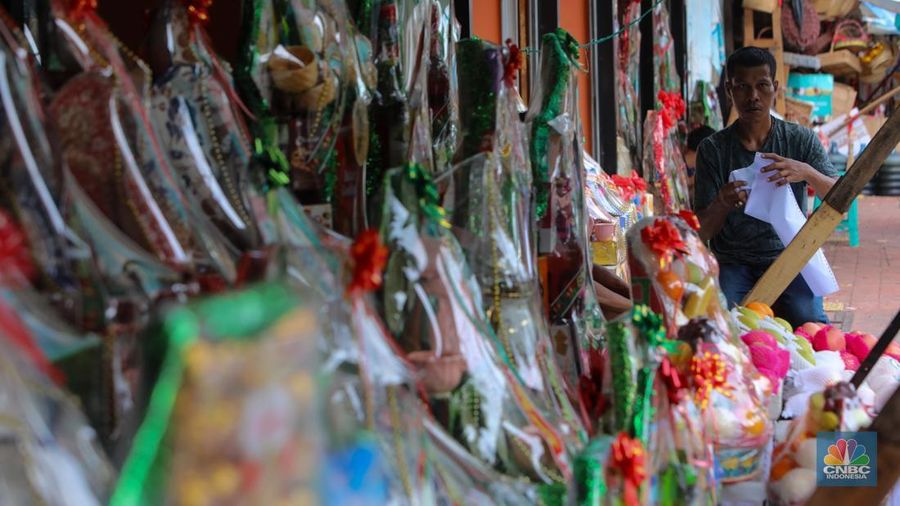 Penjual menyelesaikan pembuatan parsel di Jalan Barito, Kebayoran Baru, Jakarta, Jumat (20/12/2024). (վ/Faisal Rahman)