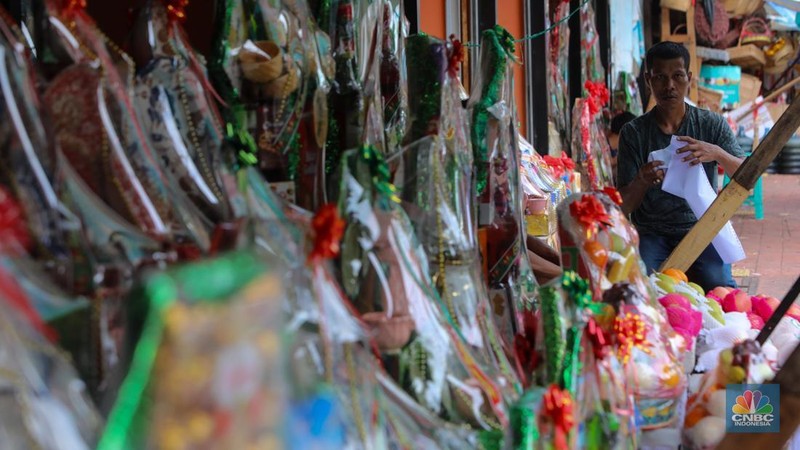 Penjual menyelesaikan pembuatan parsel di Jalan Barito, Kebayoran Baru, Jakarta, Jumat (20/12/2024). (վ/Faisal Rahman)