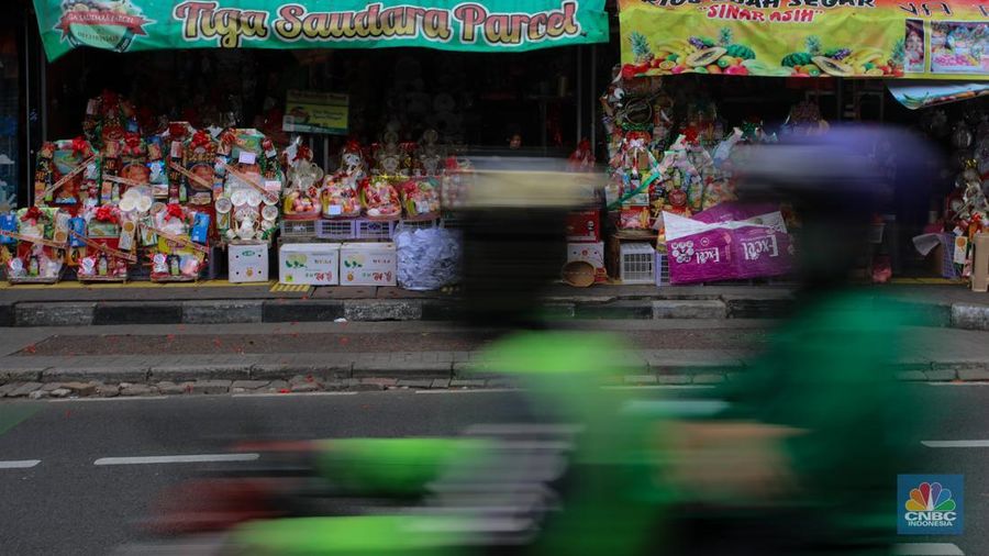 Penjual menyelesaikan pembuatan parsel di Jalan Barito, Kebayoran Baru, Jakarta, Jumat (20/12/2024). (վ/Faisal Rahman)