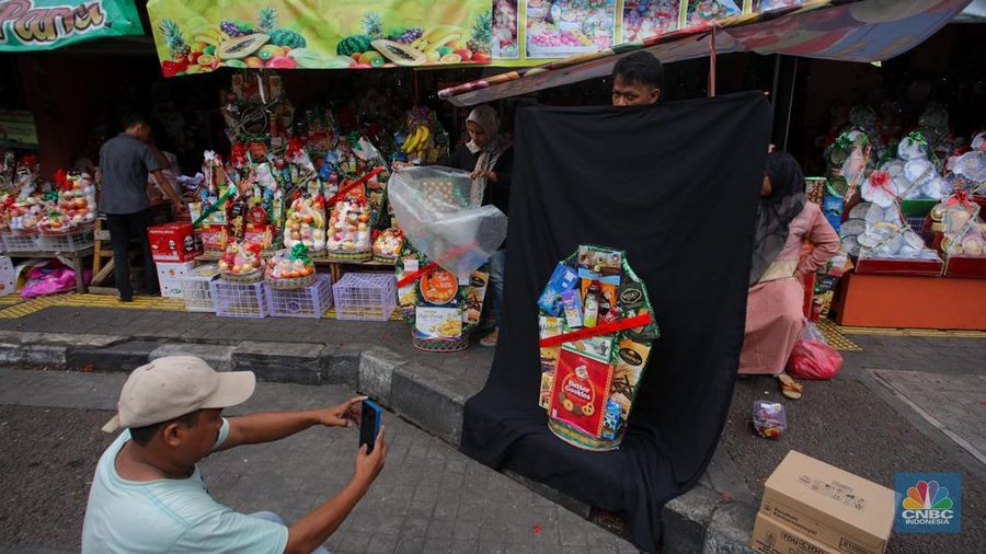 Penjual menyelesaikan pembuatan parsel di Jalan Barito, Kebayoran Baru, Jakarta, Jumat (20/12/2024). (վ/Faisal Rahman)