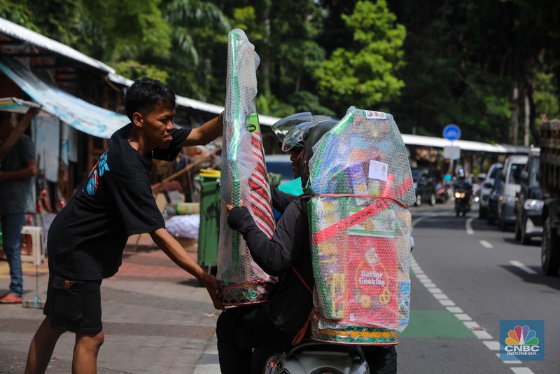Penjual menyelesaikan pembuatan parsel di Jalan Barito, Kebayoran Baru, Jakarta, Jumat (20/12/2024). Penjual menyelesaikan pembuatan parsel di Jalan Barito, Kebayoran Baru, Jakarta, Jumat (20/12/2024). (²©²ÊÍøÕ¾/Faisal Rahman)
