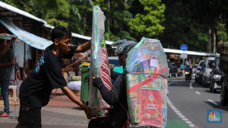 Penjual menyelesaikan pembuatan parsel di Jalan Barito, Kebayoran Baru, Jakarta, Jumat (20/12/2024). (վ/Faisal Rahman)