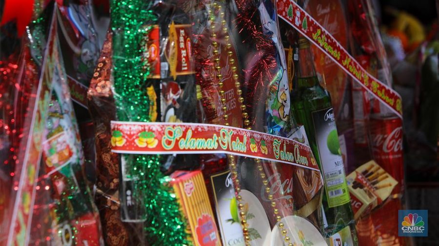 Penjual menyelesaikan pembuatan parsel di Jalan Barito, Kebayoran Baru, Jakarta, Jumat (20/12/2024). (վ/Faisal Rahman)