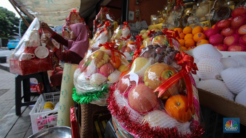 Penjual menyelesaikan pembuatan parsel di Jalan Barito, Kebayoran Baru, Jakarta, Jumat (20/12/2024). (վ/Faisal Rahman)