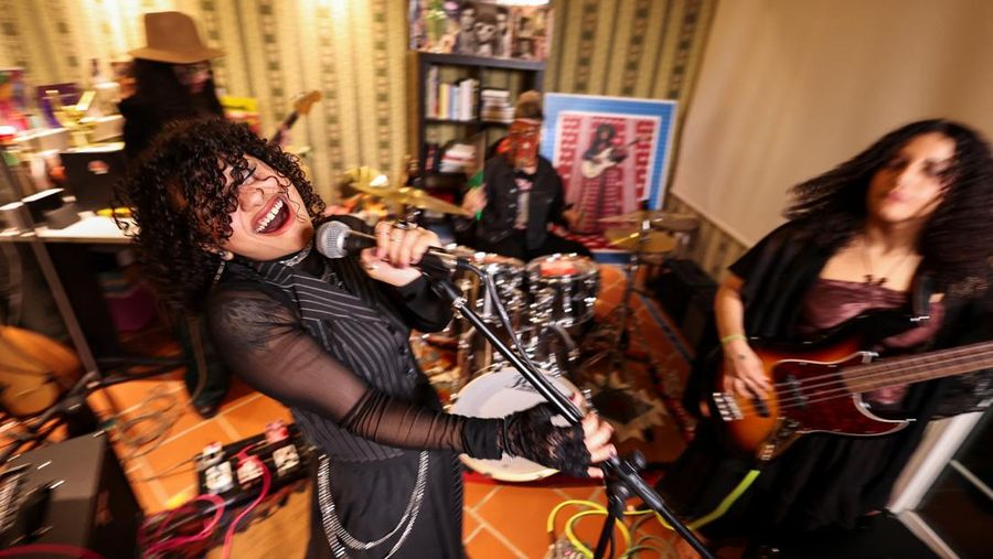 Penyanyi utama, yang juga memainkan tuts piano dan synth, Nora dari grup musik wanita Saudi, 