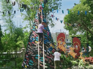 Video: Unik! Gereja di Klaten Bikin Pohon Natal dari Sandal Jepit