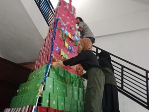 Ratusan Skripsi Disulap Jadi Pohon Natal Setinggi 3 Meter di Purwokerto