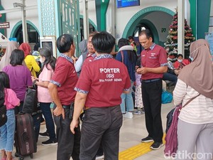 Jeritan Hati Porter Pasar Senen: Angkut Puluhan Kilo, Dibayar Seadanya