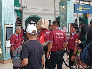 Kala Puluhan Porter Berebut Cari Duit di Stasiun Senen Jelang Nataru