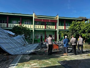 Video: Bangunan SD di Metro Roboh Diterjang Puting Beliung