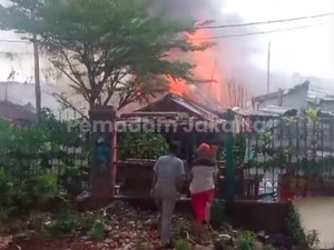 Kebakaran di Menteng Dekat Jalur KRL, 17 Mobil Damkar Dikerahkan
