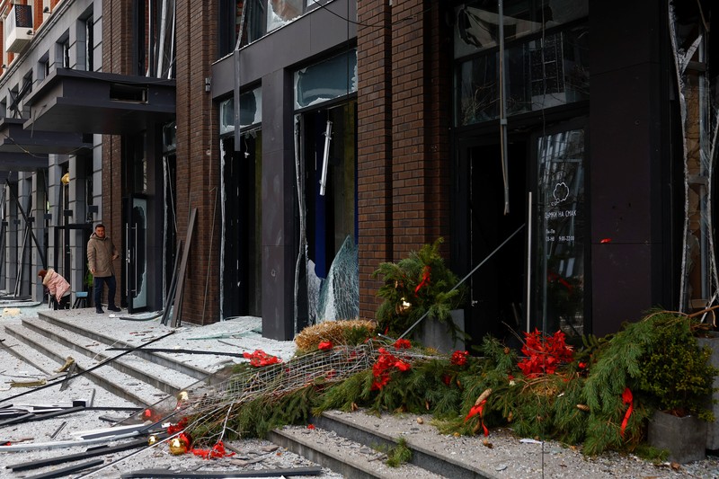 UKRAINE-CRISIS/ATTACK-KYIV Sejumlah warga berjalan dari lokasi serangan rudal Rusia, di tengah serangan Rusia ke Ukraina, di pusat Kyiv, Ukraina 20 Desember 2024. REUTERS/Yan Dobronosov