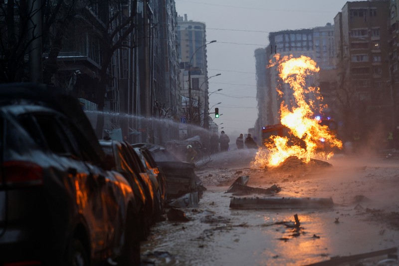 UKRAINE-CRISIS/ATTACK-KYIV Sejumlah warga berjalan dari lokasi serangan rudal Rusia, di tengah serangan Rusia ke Ukraina, di pusat Kyiv, Ukraina 20 Desember 2024. REUTERS/Yan Dobronosov