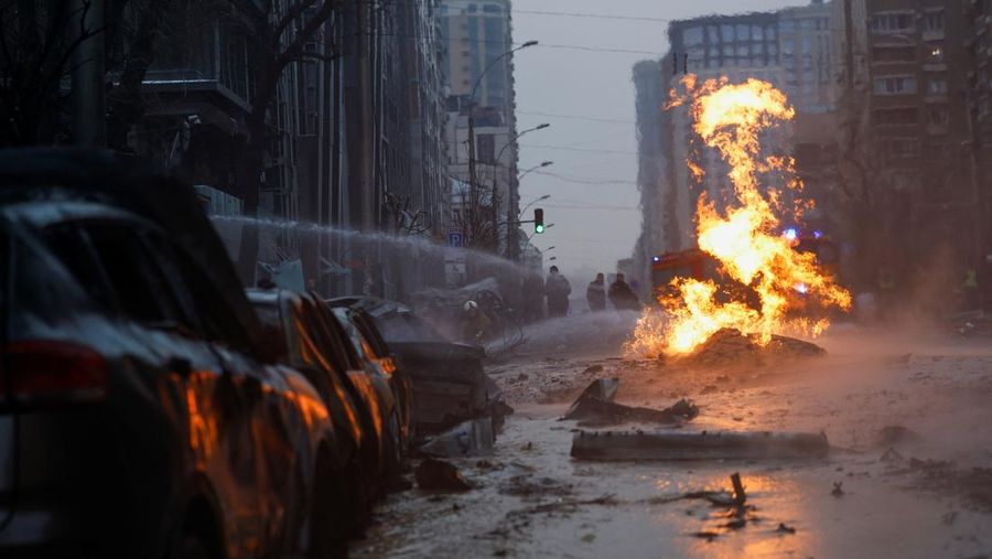 People stand at the site of a building destroyed during a Russian missile strike, amid Russia's attack on Ukraine, in central Kyiv, Ukraine, December 20, 2024. REUTERS/Valentyn Ogirenko