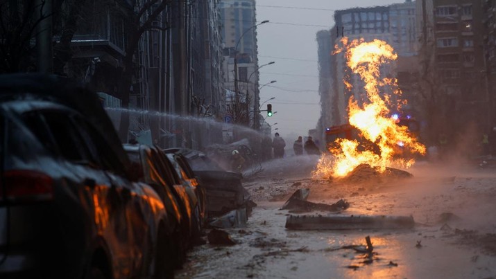 People stand at the site of a building destroyed during a Russian missile strike, amid Russia's attack on Ukraine, in central Kyiv, Ukraine, December 20, 2024. REUTERS/Valentyn Ogirenko