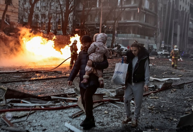 Sejumlah warga berjalan dari lokasi serangan rudal Rusia, di tengah serangan Rusia ke Ukraina, di pusat Kyiv, Ukraina 20 Desember 2024. REUTERS/Yan Dobronosov