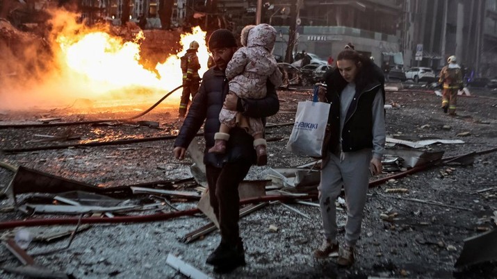 Sejumlah warga berjalan dari lokasi serangan rudal Rusia, di tengah serangan Rusia ke Ukraina, di pusat Kyiv, Ukraina 20 Desember 2024. REUTERS/Yan Dobronosov