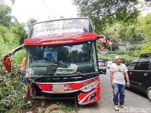 Bus Pariwisata Tabrak Pembatas di Lembang hingga Terperosok ke Parit