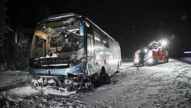 Mobil Penumpang Tabrak Bus Wisata, Dua Orang Tewas