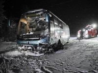 Mobil Penumpang Tabrak Bus Wisata, Dua Orang Tewas