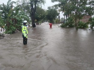 Jalan Poros Soppeng Arah Sidrap-Wajo Lumpuh Total gegara Banjir 1 Meter