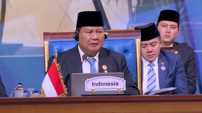 Presiden Prabowo Subianto memberikan pidato pernyataan pada sesi khusus Konferensi Tingkat Tinggi (KTT) Ke-11 Developing Eight (D-8) di Istana Kepresidenan New Administrative Capital, Kairo, Mesir, pada Kamis (19/12/2024. (Tangkapan Layar Youtube)