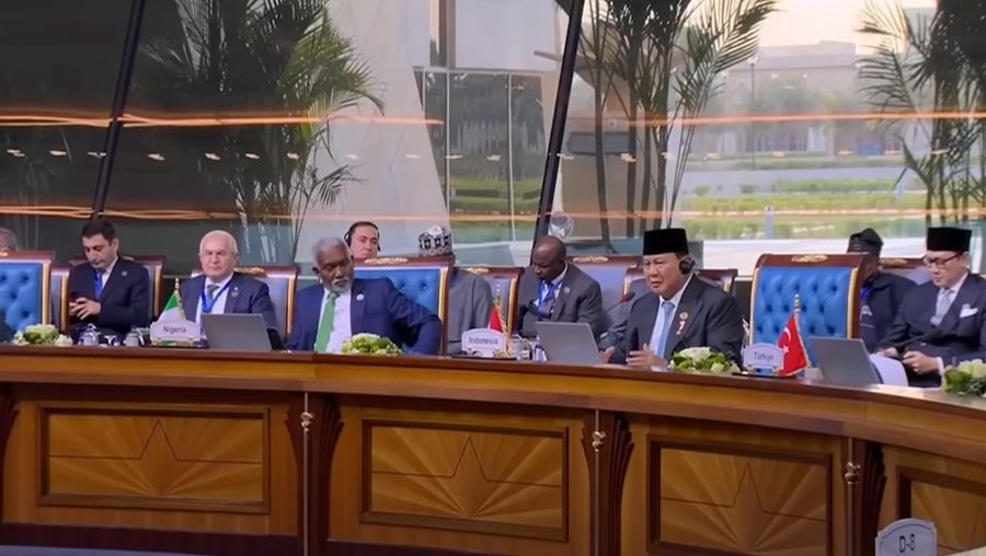 Presiden Prabowo Subianto memberikan pidato pernyataan pada sesi khusus Konferensi Tingkat Tinggi (KTT) Ke-11 Developing Eight (D-8) di Istana Kepresidenan New Administrative Capital, Kairo, Mesir, pada Kamis (19/12/2024. (Tangkapan Layar Youtube)
