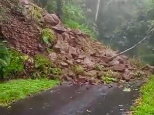 Longsor Timbun Akses Jalan Selat-Manggis Karangasem