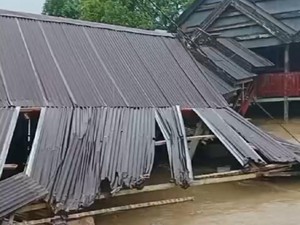 Rumah Warga di Barru Roboh Diterjang Banjir, Ketinggian Air 120 Cm