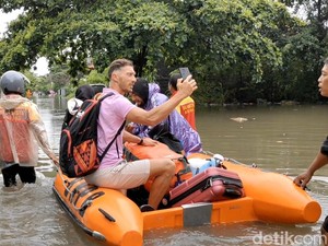 Cerita Turis di Legian Air Masuk Vila hingga Setinggi Perut Saat Banjir