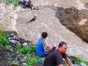 Bentor di Situbondo Nyemplung Sungai Sedalam 20 Meter, 2 Orang Luka
