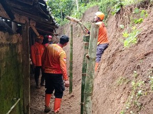Dapur Rumah Warga Blitar Rusak Tertimpa Longsor Tebing Setinggi 8 Meter
