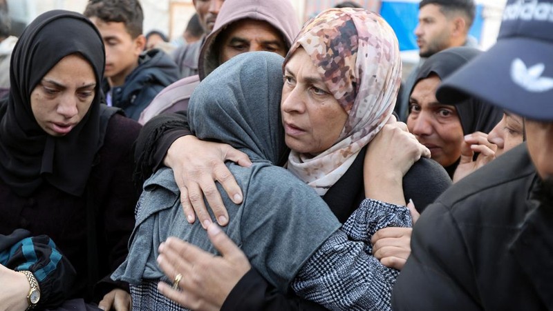 Serangan Israel terhadap sebuah rumah, di tengah konflik Israel-Hamas, di Deir Al-Balah, di Jalur Gaza tengah, 22 Desember 2024. REUTERS/Ramadan Abed