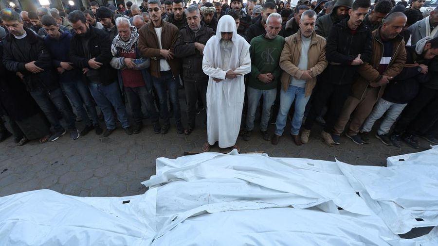Serangan Israel terhadap sebuah rumah, di tengah konflik Israel-Hamas, di Deir Al-Balah, di Jalur Gaza tengah, 22 Desember 2024. REUTERS/Ramadan Abed