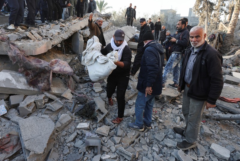 ISRAEL-PALESTINIANS/GAZA Serangan Israel terhadap sebuah rumah, di tengah konflik Israel-Hamas, di Deir Al-Balah, di Jalur Gaza tengah, 22 Desember 2024. REUTERS/Ramadan Abed
