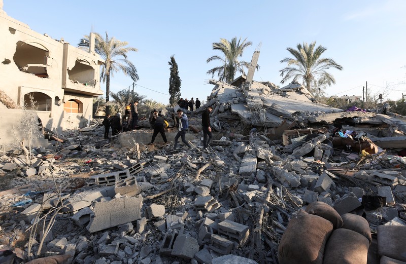 Kepulan asap terlihat usai serangan Israel di dekat bandara Sanaa, Yaman, Kamis (26/12/2024). (AP Photo/Osamah Abdulrahman) Kepulan asap terlihat usai serangan Israel di dekat bandara Sanaa, Yaman, Kamis (26/12/2024). (AP Photo/Osamah Abdulrahman)