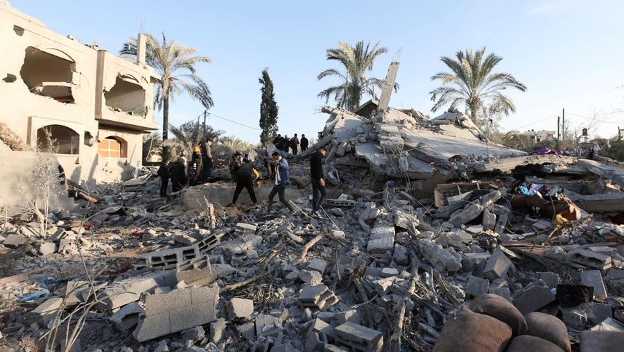 Kepulan asap terlihat usai serangan Israel di dekat bandara Sanaa, Yaman, Kamis (26/12/2024). (AP Photo/Osamah Abdulrahman)