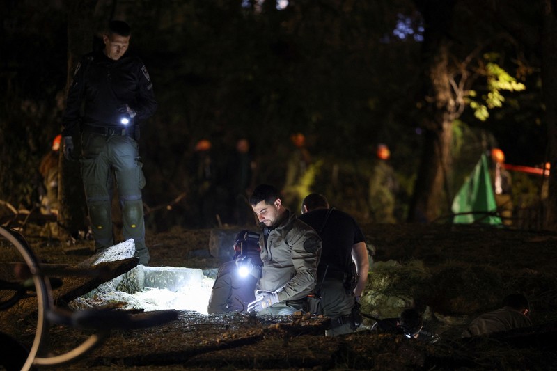 ISRAEL-PALESTINIANS/YEMEN Sejumlah warga berkumpul usai serangan rudal yang diluncurkan oleh sekelompok houthi dari Yaman di di Jaffa, selatan Tel Aviv, Israel, 21/12/2024. REUTERS/ Stoyan Nenov