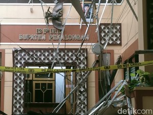 Penampakan Kantor DPRD Pekalongan Hangus Terbakar Digaris Polisi