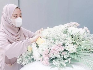 Perajin Buket Bunga di Sidoarjo Kebanjiran Pesanan Saat Hari Ibu