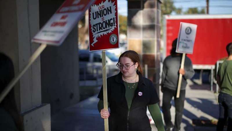 Baristas hold signs as they picket in front of a Starbucks in Burbank, California, U.S., December 20, 2024. REUTERS/Daniel Cole