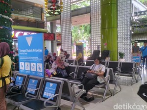 Kakek Nenek Ini Pilih Naik Kereta Saat Libur Natal karena Lebih Aman dan Nyaman