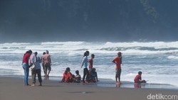Sultan HB X: Turis Tak Boleh Mandi di Pantai Parangtritis