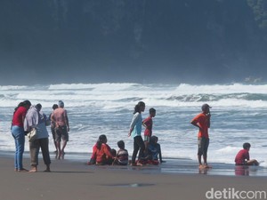 Libur Natal, Ribuan Wisatawan Padati Pantai Parangtritis Bantul