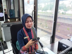 Sapaan Manis Ala Anis Berbahasa Cirebon di Stasiun Kejaksan
