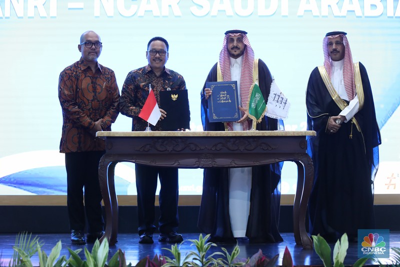 Arsip Nasional RI (ANRI) menandatangani Nota Kesepahaman (MoU) dengan Arsip Nasional Kerajaan Arab Saudi (NCAR). Penandatanganan dilakukan di Gedung ANRI, Jakarta Selatan pada Senin (23/12/2024). (CNBC Indonesia/Tri Susilo)
